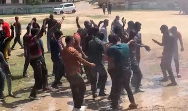 वाराणसी में पुलिस की कपड़ा फाड़ होली  रंगों से सराबोर हुए CP, होली खेलें रघुवीरा की गीत पर जमकर नाचे पुलिसकर्मी