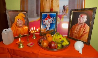 वाराणसी के नाविक ने घर में बनाया मोदी योगी का मंदिर, हर रोज करते हैं पूजा