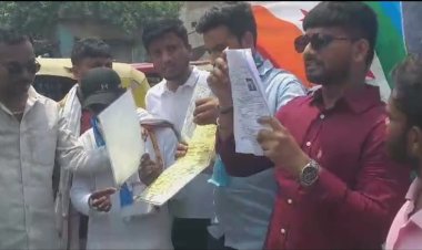 NEET परीक्षा में अनियमितता तथा के खिलाफ एनएसयूआई का प्रदर्शन, रिजल्ट जलाकर दर्ज कराया विरोध