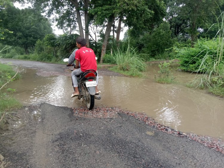 बारिश से गढ्ढे में तब्दील हुई मैथा तहसील को जाने वाली मुख्य सड़क, जिम्मेदार बेखबर