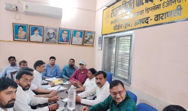 Varanasi: ऊर्जामंत्री के बयान 'ट्रांसफार्मर फूंकेगा तो अधिकारी भी फूंकेगा', का बिजलीकर्मियों ने किया विरोध