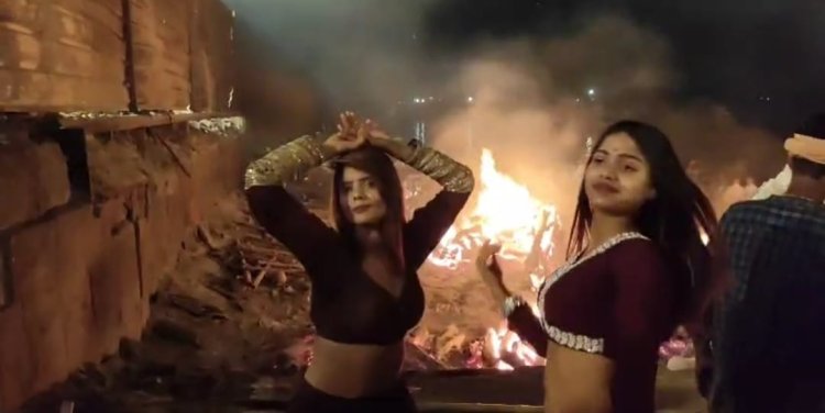 Varanasi:काशी के महाश्मशान पर जलती चिताओं के बीच गूंजने लगी घुंघरुओं की आवाज,जानें क्या है परम्परा