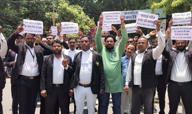 Varanasi:BHU ट्रामा सेंटर के इंचार्ज के खिलाफ वकीलों का प्रदर्शन,लगाएं गंभीर आरोप