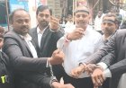 हाथों में हथकड़ी लगाकर अधिवक्ताओं ने जताया विरोध, पुलिस अधिकारियों पर विवाद बढ़ाने का आरोप