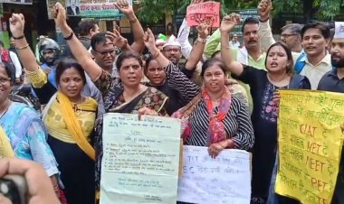 सुप्रीम कोर्ट के फैसले के खिलाफ सड़क पर उतरे शिक्षक, सौंपा ज्ञापन