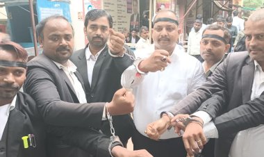 हाथों में हथकड़ी लगाकर अधिवक्ताओं ने जताया विरोध, पुलिस अधिकारियों पर विवाद बढ़ाने का आरोप