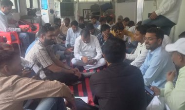 Varanasi News:प्रबंधन का तानाशाही रवैया बरकरार, प्रबंधकीय नाकामियों का शिकार हुए निर्दोष अवर अभियंता एवं प्रोन्नत अभियंता