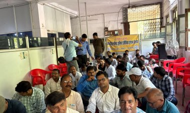 Varanasi News:दूसरे दिन भी बिजली कर्मियों ने भरी हुंकार,जेई संगठन ने प्रबंधन पर लगाए ये आरोप