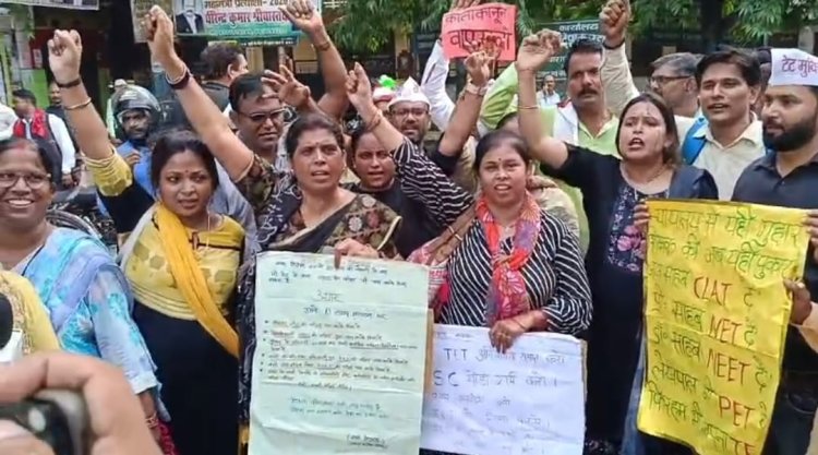 सुप्रीम कोर्ट के फैसले के खिलाफ सड़क पर उतरे शिक्षक, सौंपा ज्ञापन