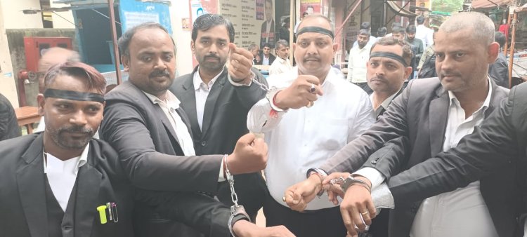 हाथों में हथकड़ी लगाकर अधिवक्ताओं ने जताया विरोध, पुलिस अधिकारियों पर विवाद बढ़ाने का आरोप