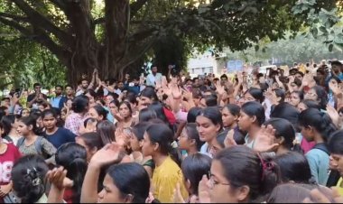 BHU छात्रा की संदिग्ध मौत पर हंगामा, साथियों ने किया जोरदार प्रदर्शन