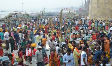 Chhath Puja:काशी में 'मिनी बिहार' की झलक,घाटों पर उमड़ी भीड़ छठ गीतों से गुंजा शहर