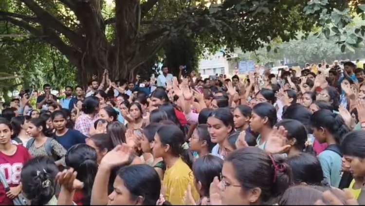 BHU छात्रा की संदिग्ध मौत पर हंगामा, साथियों ने किया जोरदार प्रदर्शन
