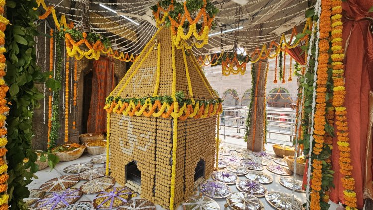 Annakut 2025:बनारसी पान से लेकर लड्डुओं का पहाड़...काशी विश्वनाथ के दरबार में सजे 56 भोग