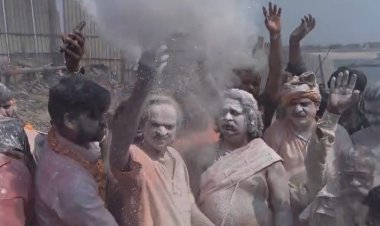 Masane Holi:भारी विरोध के बीच महाश्मशान मणिकर्णिका घाट पर बंदिशों के बीच उड़े भस्म... बाबा विश्वनाथ से जुड़ी है परम्परा