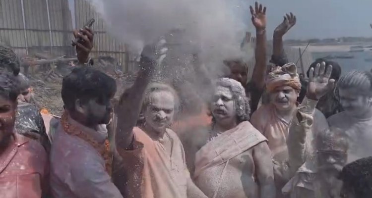 Masane Holi:भारी विरोध के बीच महाश्मशान मणिकर्णिका घाट पर बंदिशों के बीच उड़े भस्म... बाबा विश्वनाथ से जुड़ी है परम्परा