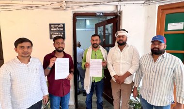 Varanasi:ट्रामा सेंटर में कथित प्रशासनिक लापरवाही से हुई मृत्यु के विरोध में छात्रों का प्रदर्शन,सौरभ सिंह को हटाने की मांग,VC कार्यालय में सौंपा ज्ञापन