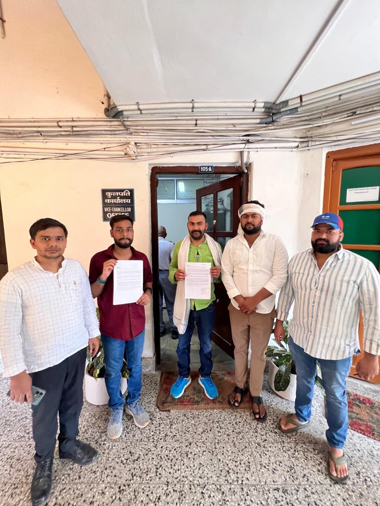 Varanasi:ट्रामा सेंटर में कथित प्रशासनिक लापरवाही से हुई मृत्यु के विरोध में छात्रों का प्रदर्शन,सौरभ सिंह को हटाने की मांग,VC कार्यालय में सौंपा ज्ञापन