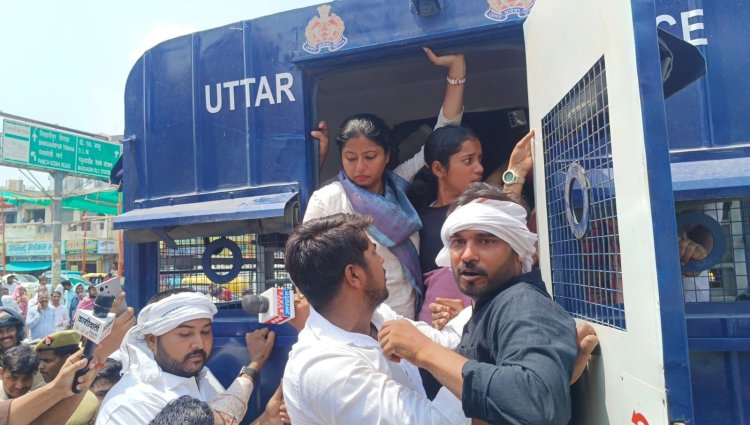 Varanasi:नीट पेपर लीक मामले के खिलाफ सड़क पर उतरी विधायक पल्लवी पटेल,BHU गेट से गिरफ्तार